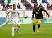 包含奥格斯堡持续低迷，面临保级压力加大的词条